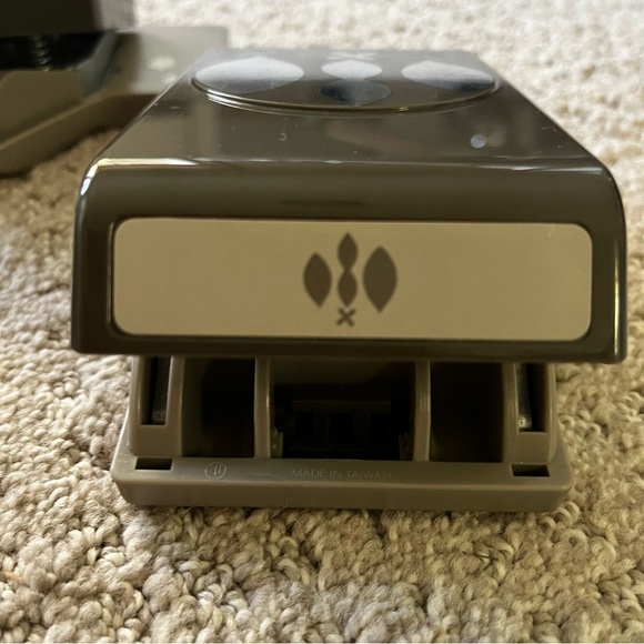 Stampin' Up! Paper Punch: Bow Builder Confetti Flowers Festive Flower Builder 3x - Picture 5 of 11